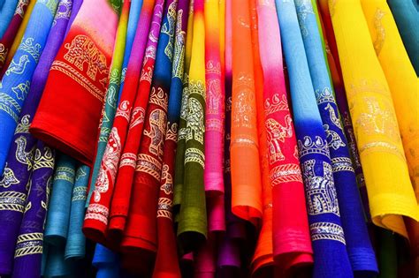  ¡Textiles & Traditions - Una Sinfonía de Color y Cultura en los Hogares Pakistaníes!